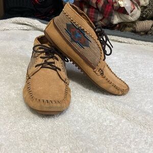 Minnetonka leather embroidered ankle moccasins shoes sz 8.5 great condition
